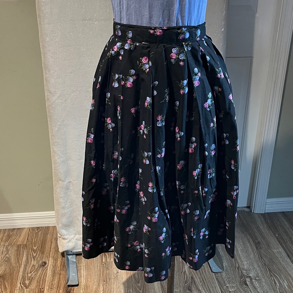 Black Floral Midi Skirt - Elegant Pleated Women's Skirt